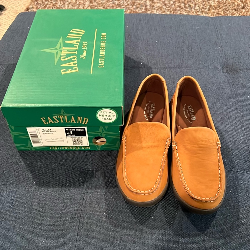 NWT Eastland nutmeg loafers (size 8M)